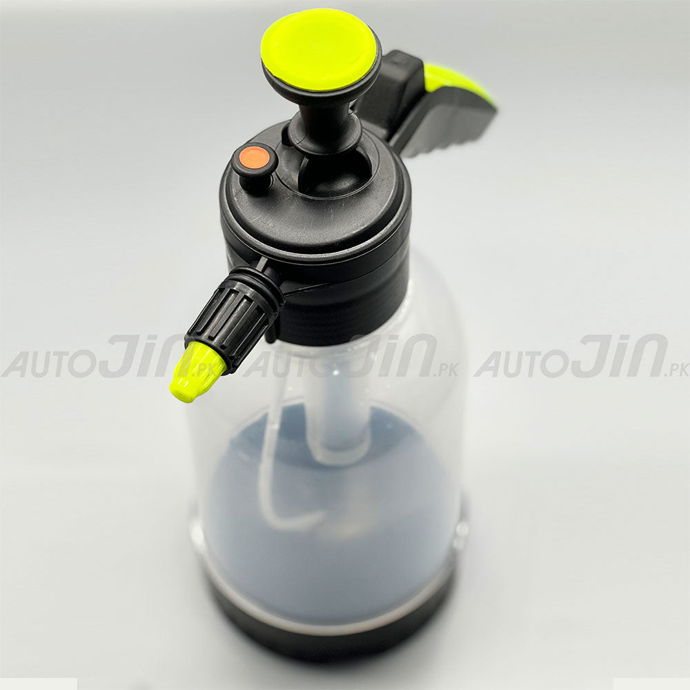 Water spraying bottle